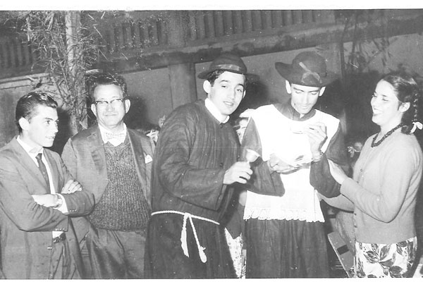 Recordando festas juninas de muitos anos passados, hoje temos esta colaboração do amigo Miguelzinho (do Itaú) de uma dessas comemorações, realizada pelo Educandário Pestalozzi, estando marcada na foto a data de 27 de junho de 1964. O segundo, da esquerda 